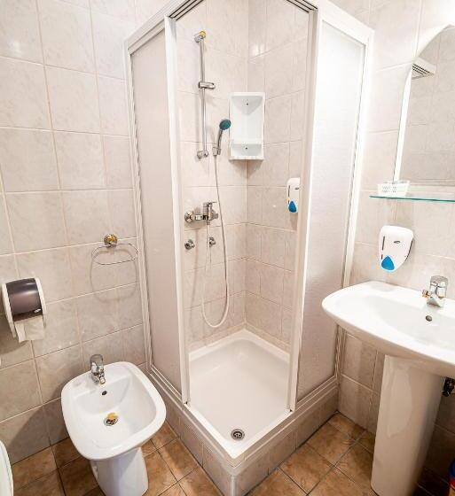 اتاق استاندارد سه تخته با بالکن, Guesthouse Leski Dvor