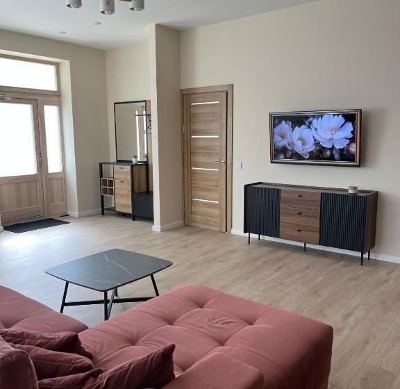 استودیوی استاندارد, Viesu Nams Pupa