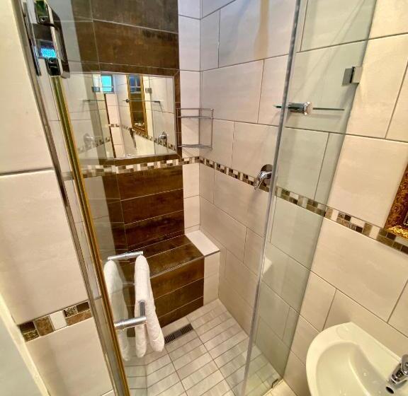 带大床的套房, Waterkloof Guest House