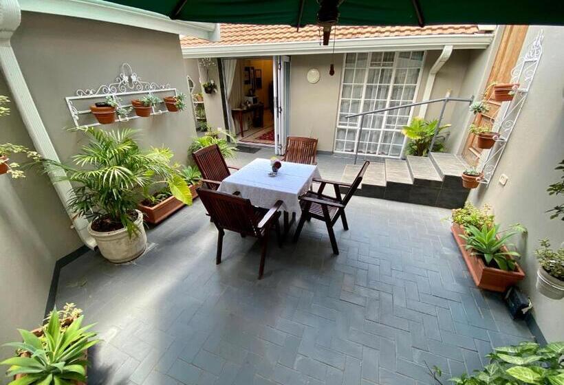 带大床的套房, Waterkloof Guest House