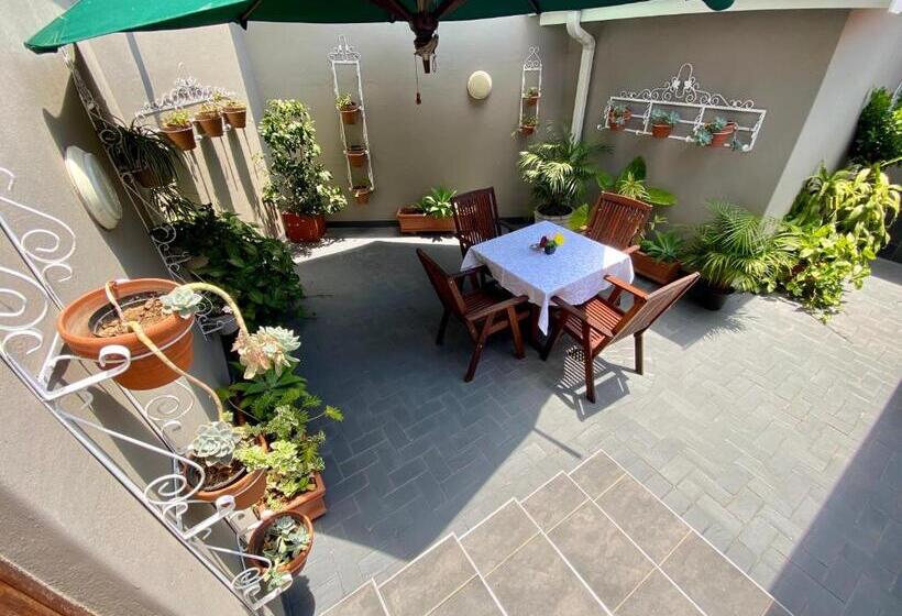 带大床的套房, Waterkloof Guest House