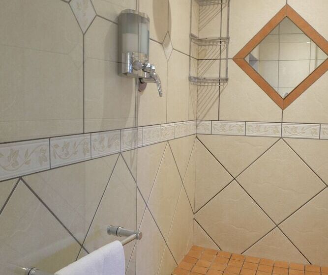 스위트 킹사이즈 침대, Waterkloof Guest House