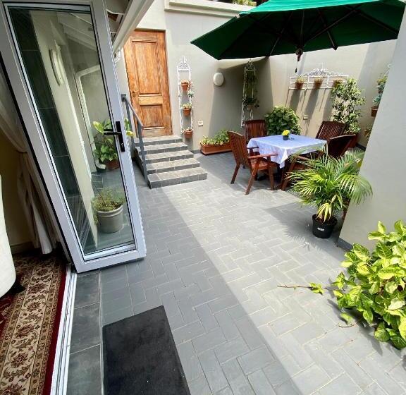 带大床的套房, Waterkloof Guest House