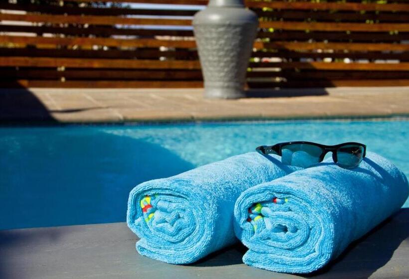 إستوديو قياسى مطلّ علي الحديقة, D Urbanmist Self Catering Guest House