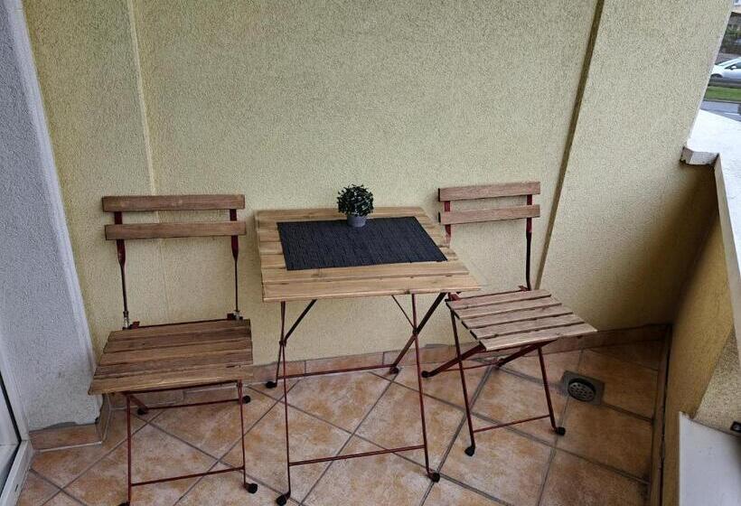 اتاق استاندارد سه تخته با بالکن, Villa Renessans