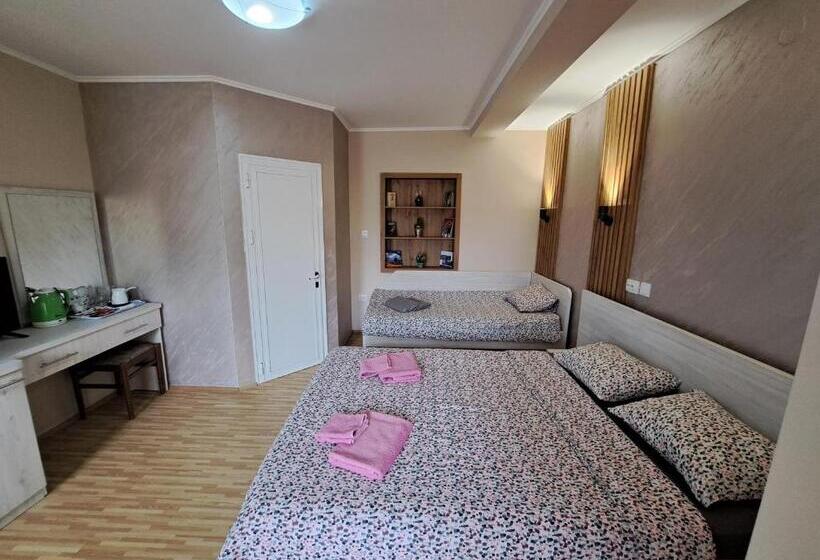 اتاق استاندارد سه تخته با بالکن, Villa Renessans