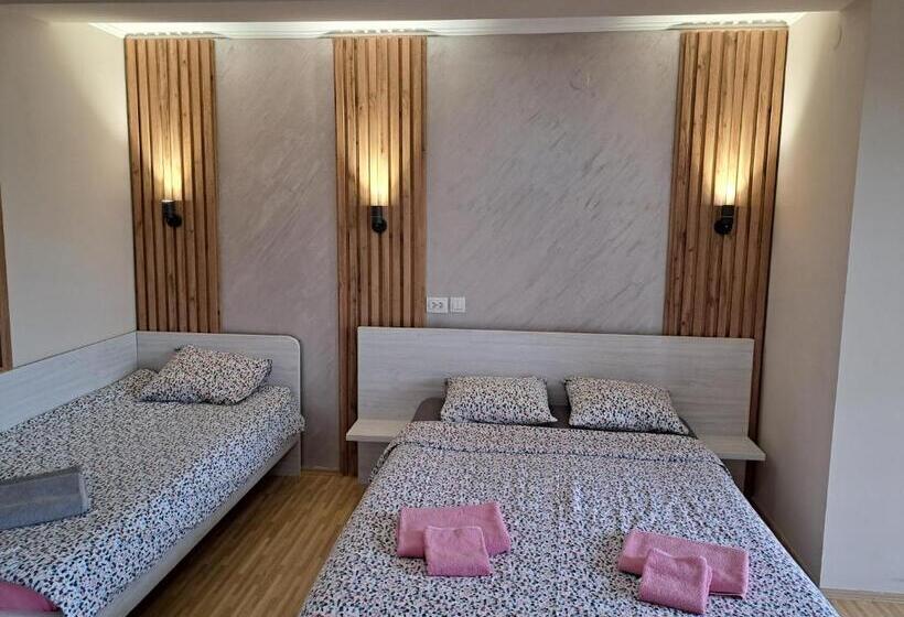 اتاق استاندارد سه تخته با بالکن, Villa Renessans