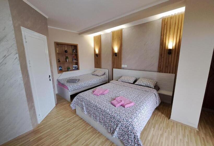 Трехместный Номер Стандарт с Балконом, Villa Renessans