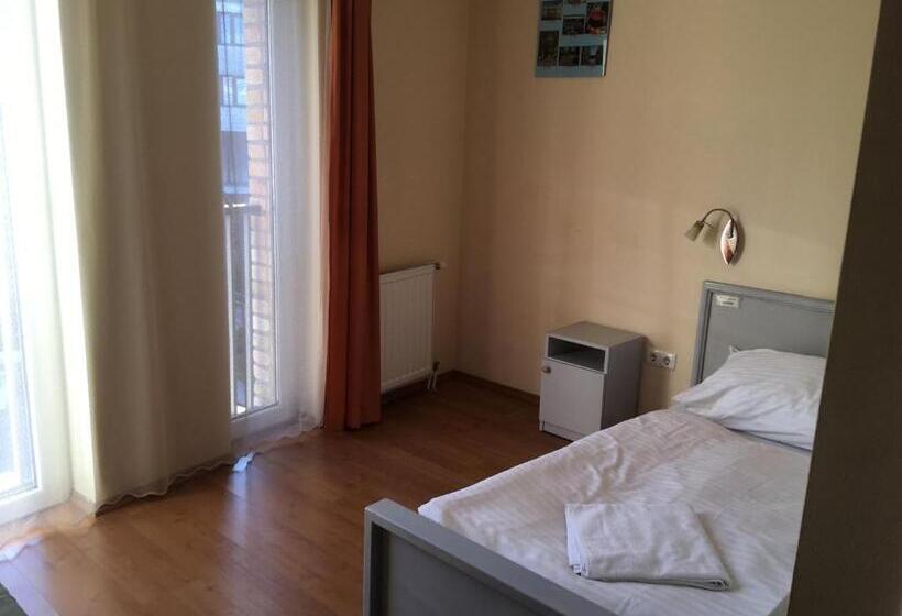 Standard Yhden Hengen Huone, Főtér Panzió