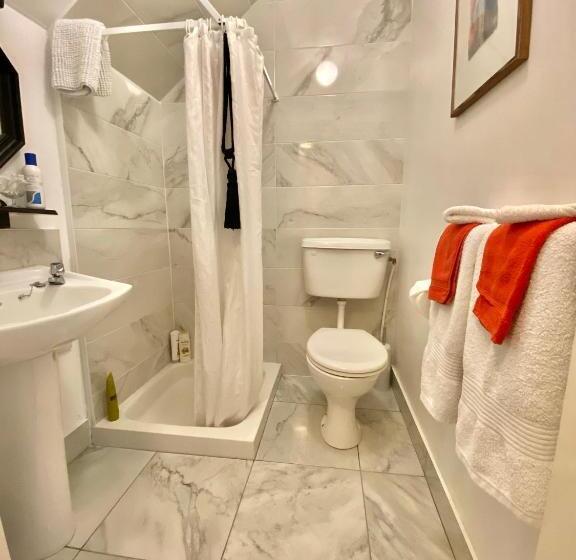 חדר אקונומי, The K Kinsale