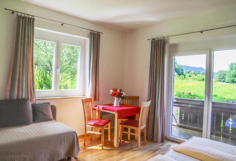 חדר סטנדרט לשלושה עם מרפסת, Pension Strauß