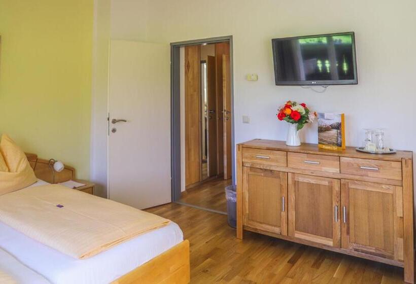 חדר סטנדרט לשלושה, Pension Strauß