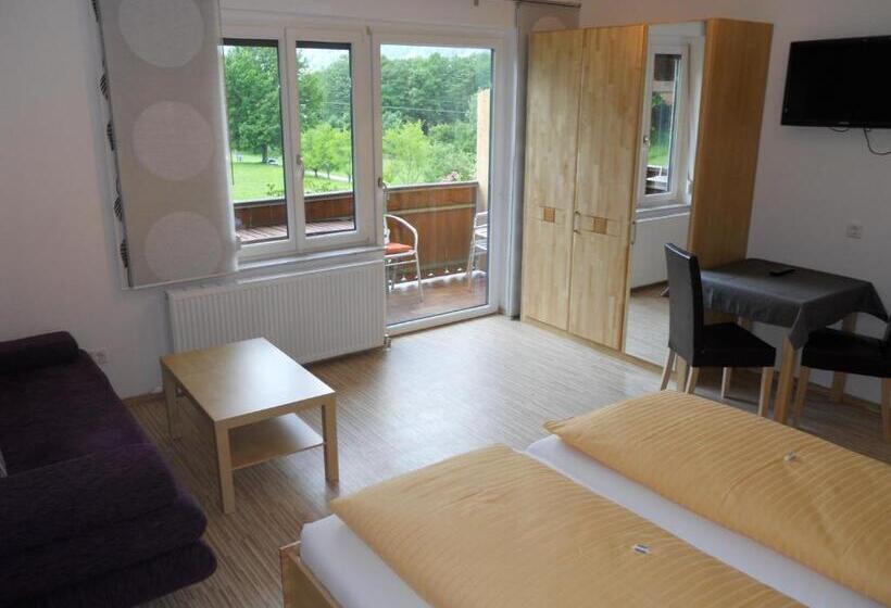 דירת שני חדרים, Pension Strauß