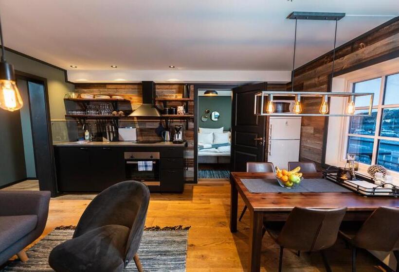 带一个卧室和一个阳台的海景公寓, Tobiasbrygga