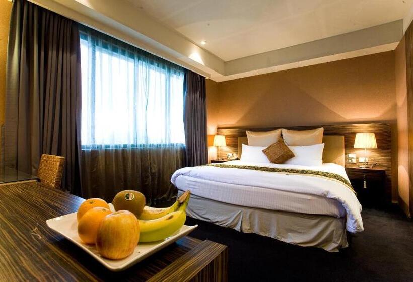 اتاق سوپریور با چشمانداز شهر, H.m.