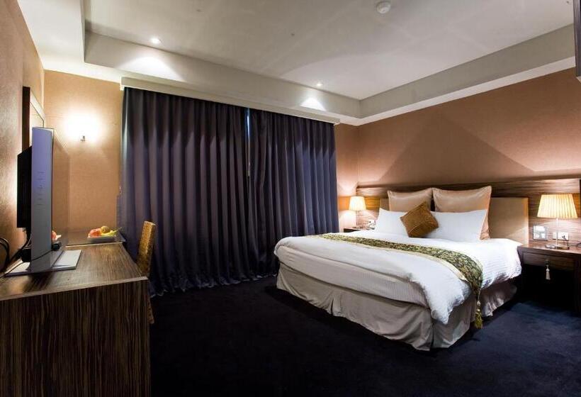 اتاق سوپریور با چشمانداز شهر, H.m.