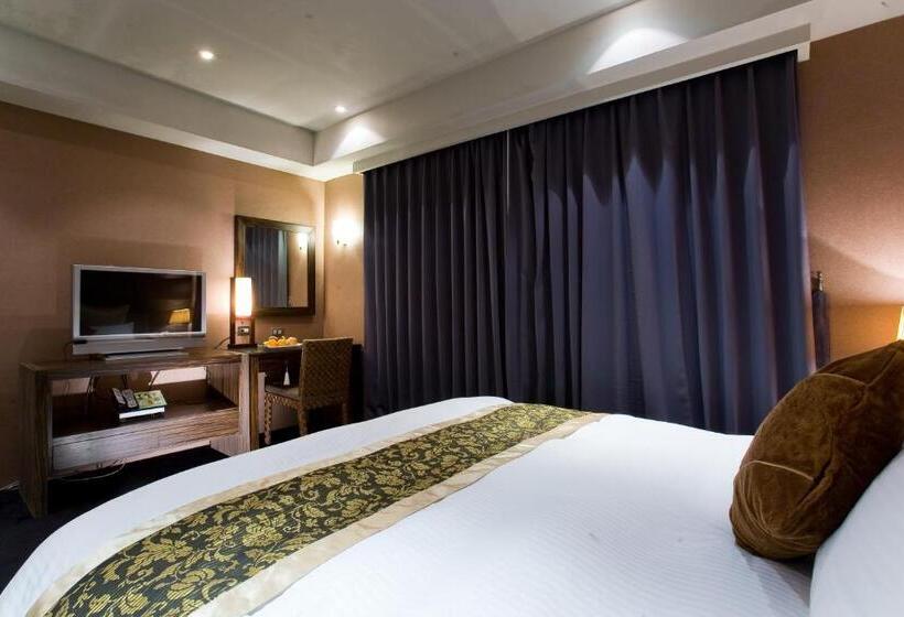 اتاق سوپریور با چشمانداز شهر, H.m.