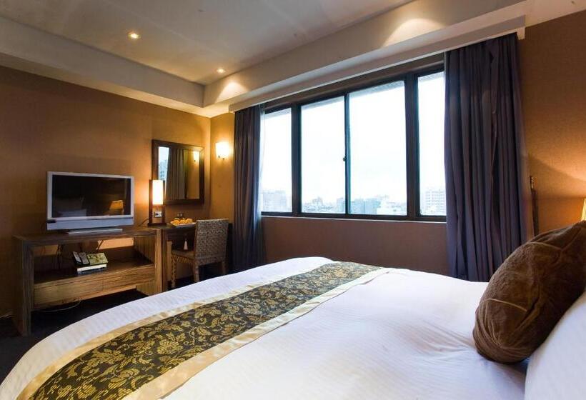 اتاق سوپریور با چشمانداز شهر, H.m.