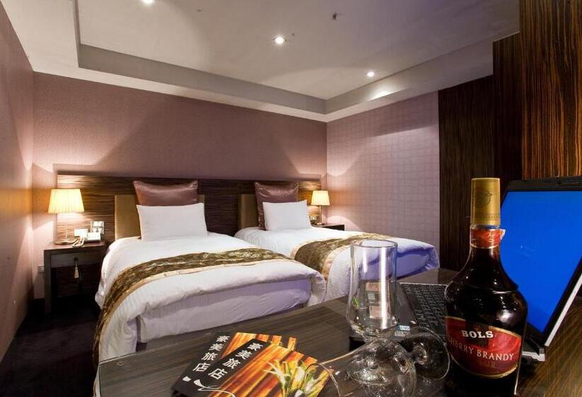 اتاق استاندارد با چشمانداز شهر, H.m.