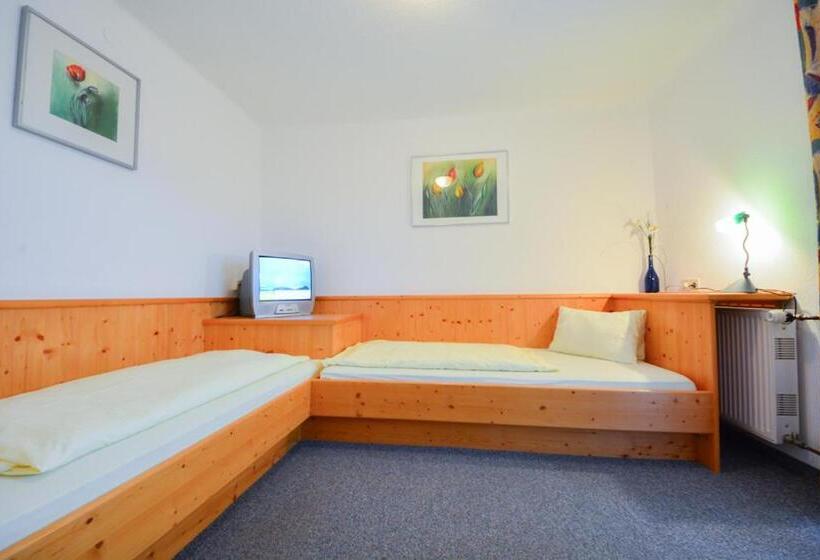 اتاق کلاسیک چهارنفره, Cafe Pension Kitzer