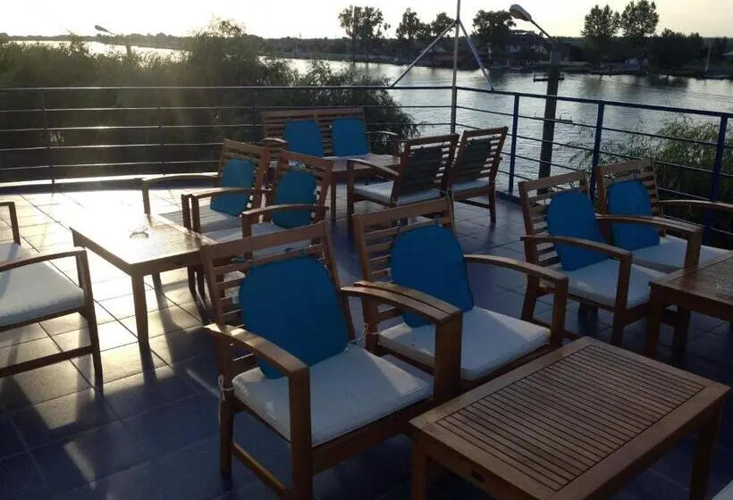 スタンダードトリプルルーム, Marina House