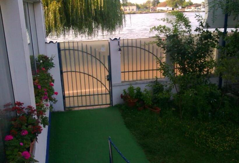 اتاق استاندارد سه نفره, Marina House