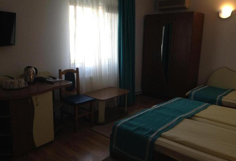 اتاق استاندارد سه نفره, Marina House