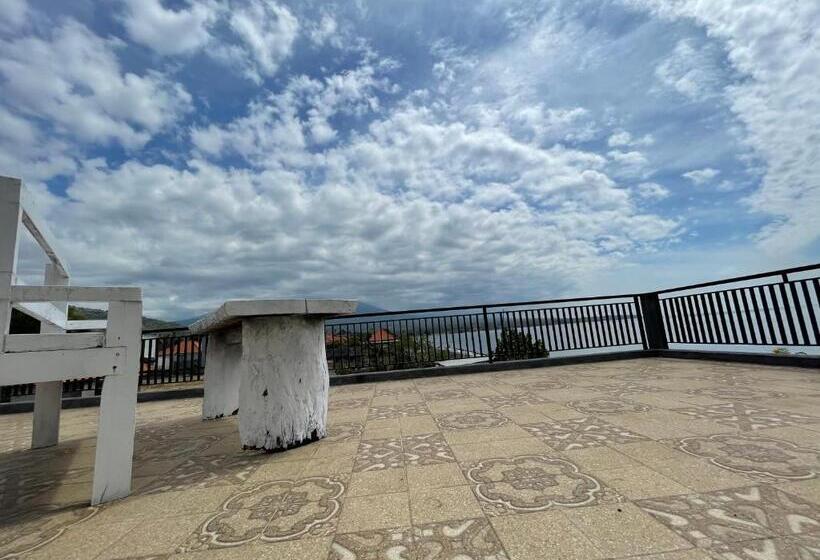 חדר משפחתי, The Bbq Guest House