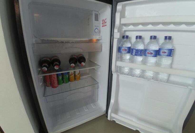 חדר משפחתי, The Bbq Guest House