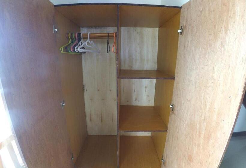 חדר משפחתי, The Bbq Guest House