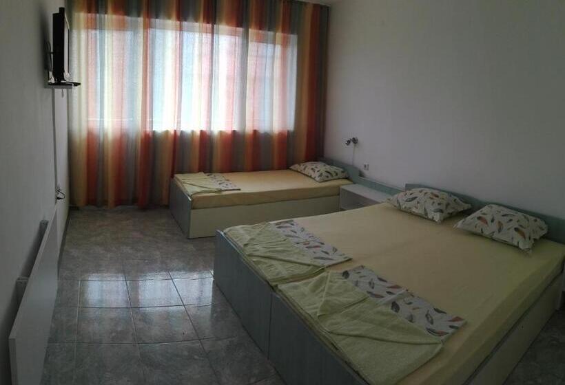 חדר סטנדרט לשלושה עם טרסה, Eleonor Guest House