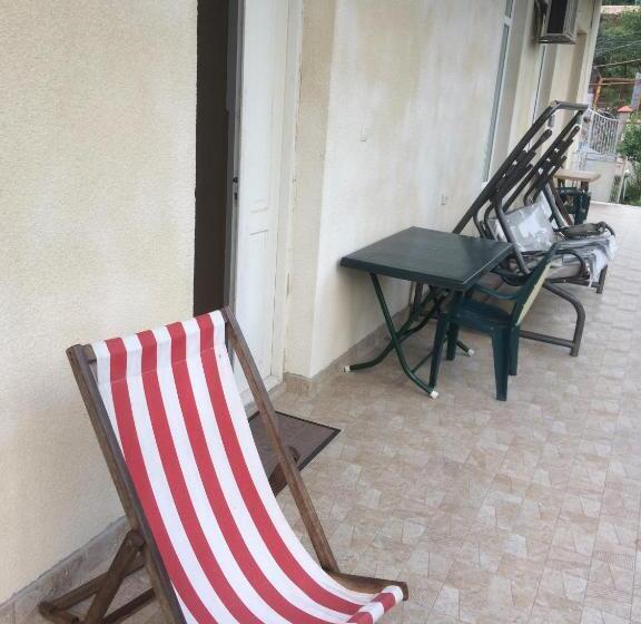 اتاق استاندارد با چشم‌انداز باغ, Giorgi's Homestay