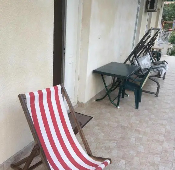 اتاق استاندارد با چشم‌انداز باغ, Giorgi's Homestay