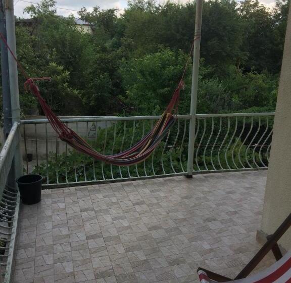 اتاق استاندارد با چشم‌انداز باغ, Giorgi's Homestay