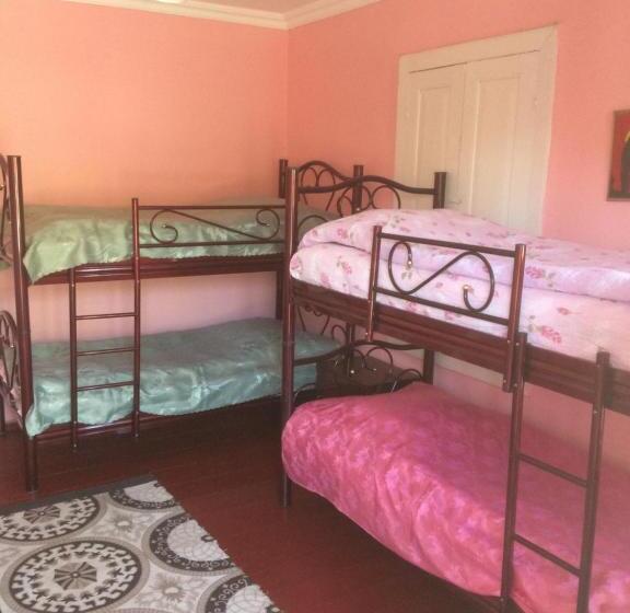 اتاق استاندارد چهار تخته, Giorgi's Homestay