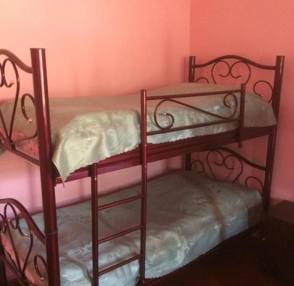 اتاق استاندارد چهار تخته, Giorgi's Homestay