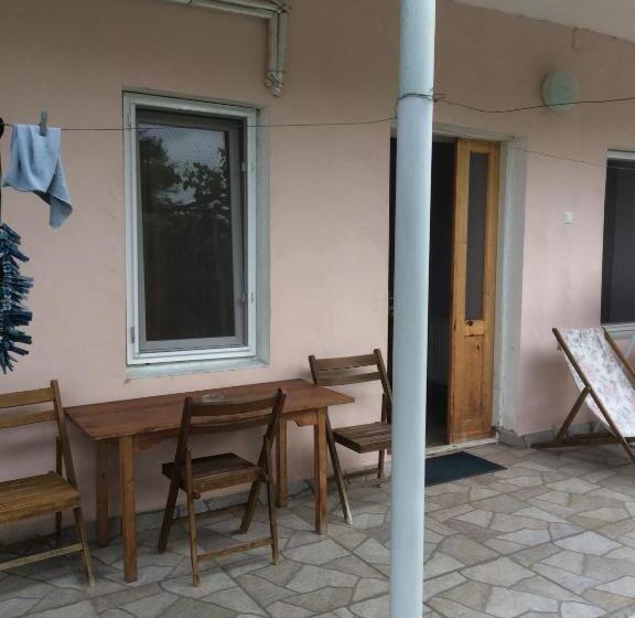 اتاق خانوادگی, Giorgi's Homestay