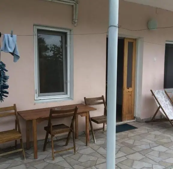 اتاق خانوادگی, Giorgi's Homestay