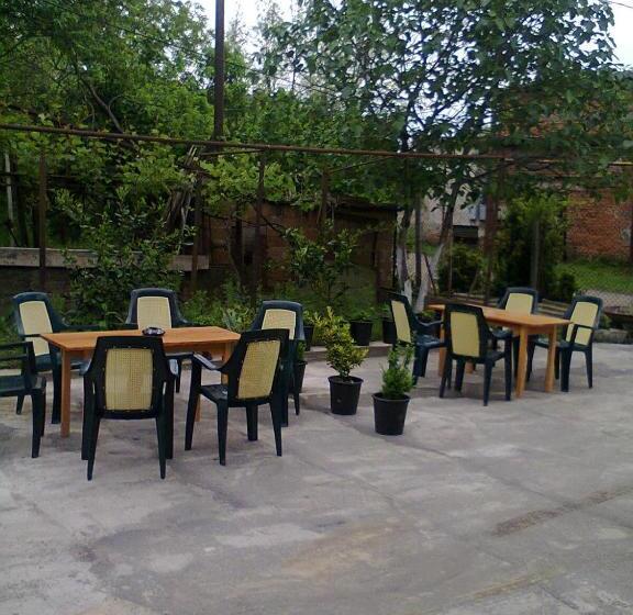 اتاق خانوادگی, Giorgi's Homestay