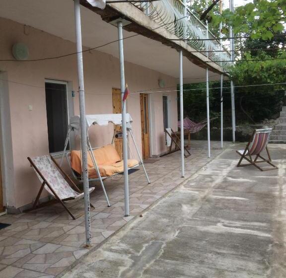 اتاق خانوادگی, Giorgi's Homestay