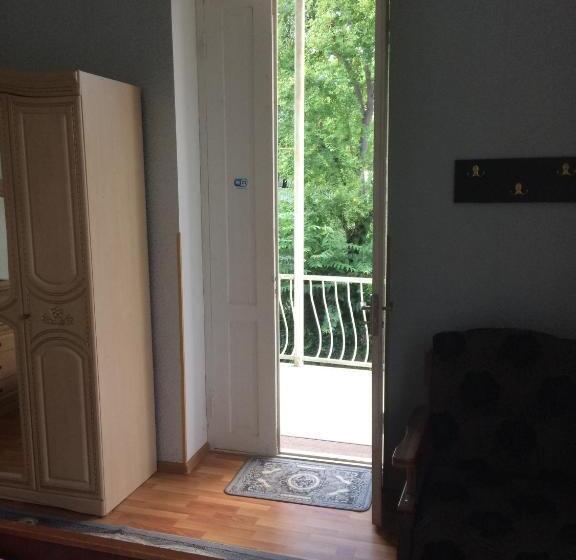 اتاق استاندارد با چشم‌انداز باغ, Giorgi's Homestay