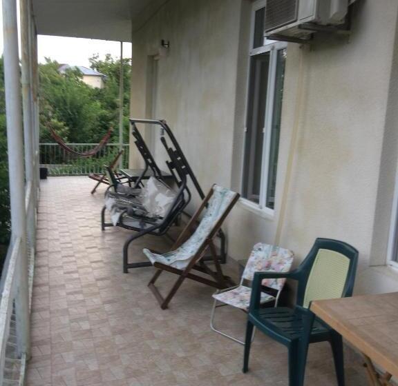 اتاق استاندارد با چشم‌انداز باغ, Giorgi's Homestay