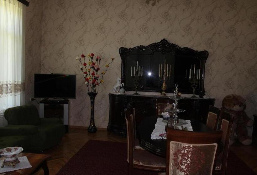 اتاق استاندارد با چشم‌انداز باغ, Giorgi's Homestay