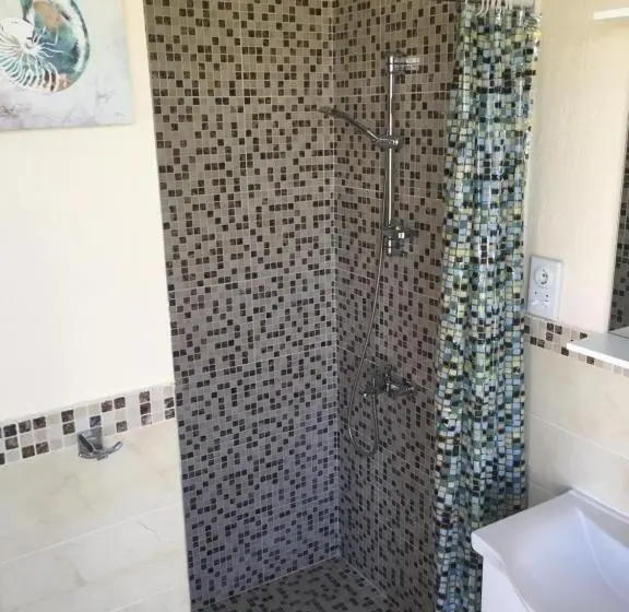 استودیوی لوکس, Guesthouse Liamra