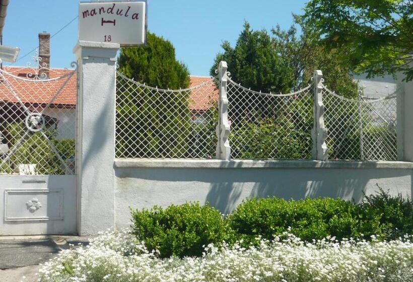 غرفة أساسية, Mandula Ház