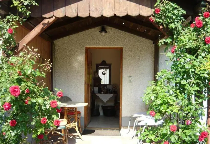اتاق عادی, Mandula Ház