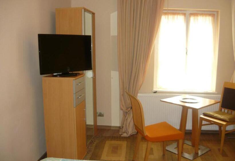 غرفة أساسية, Mandula Ház