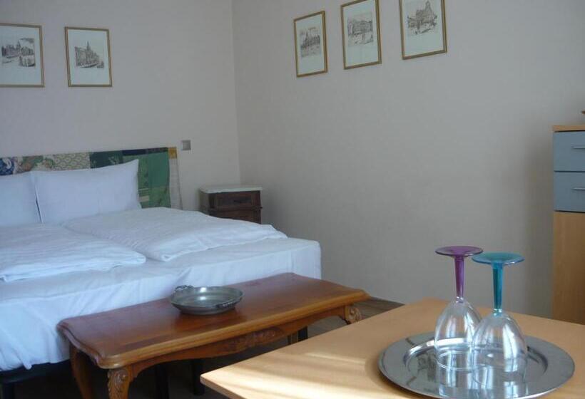 غرفة أساسية, Mandula Ház