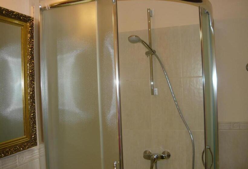 غرفة قياسية, Mandula Ház