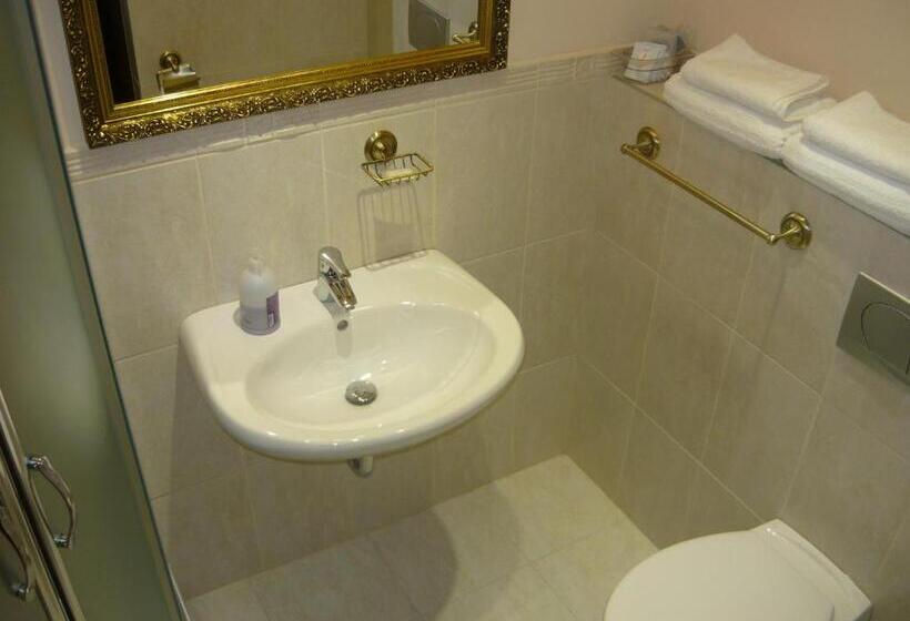 غرفة قياسية, Mandula Ház